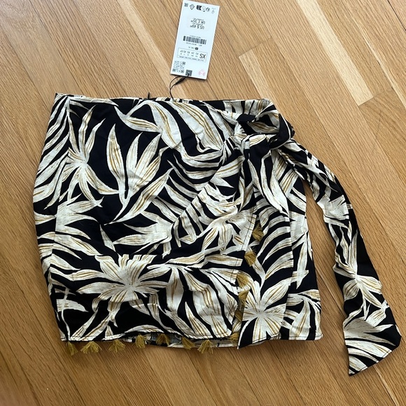 NWT Zara printed wrap mini skirt - Picture 2 of 2